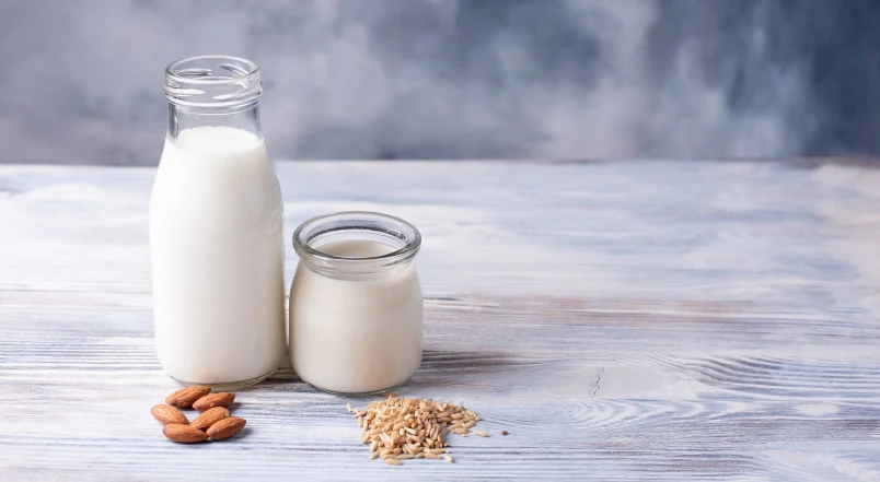 Oatmeal or almond drink: which is more sustainable?